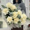 Букет из 9 крупных белых роз с эвкалиптом