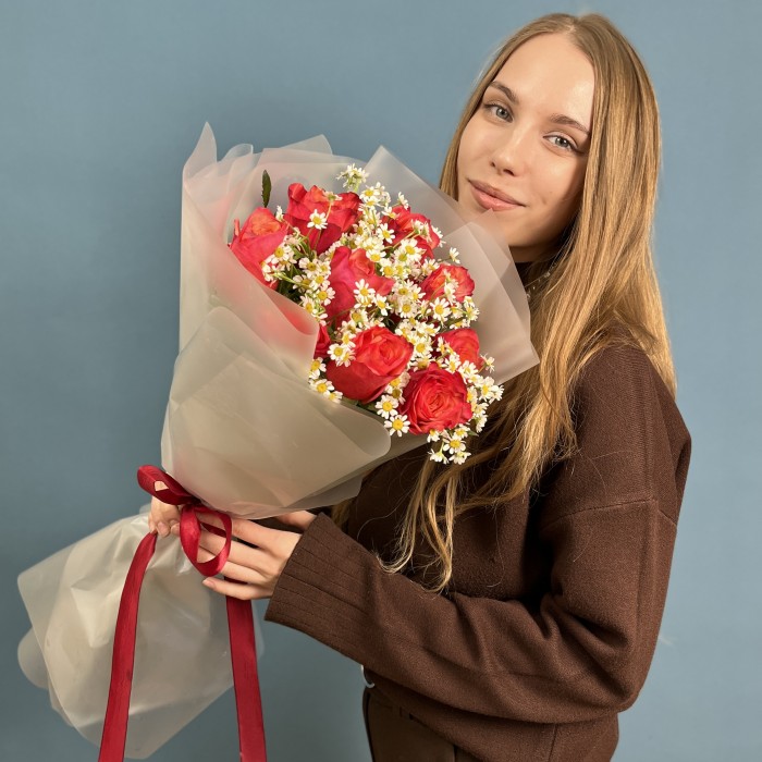 Букет ярких роз Боргат с ромашками