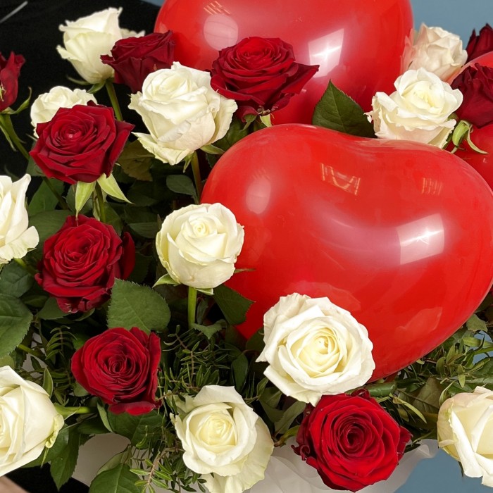 Композиция в коробке розы с шарами Моя любовь
