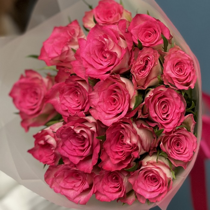 17 малиново-белых роз Дабл Дейт