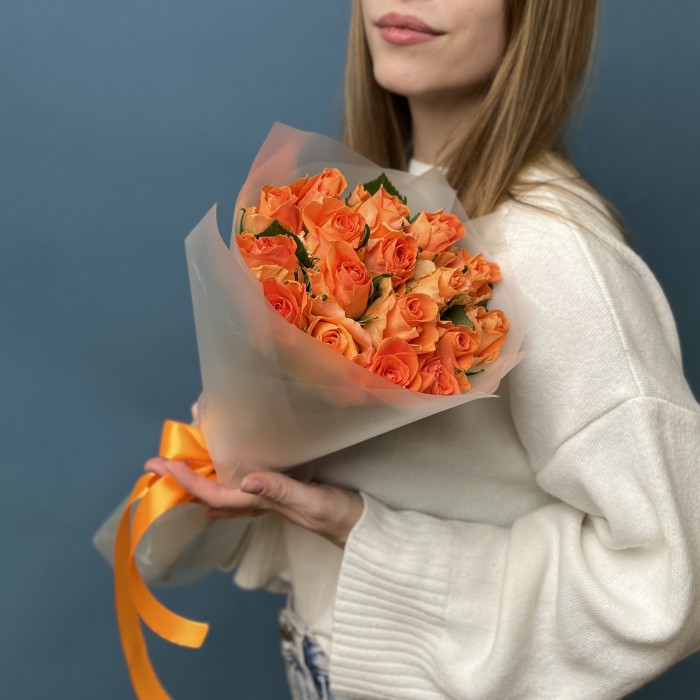17 оранжевых роз Тропикал Амазон 40 см