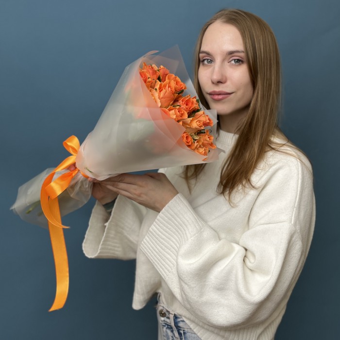17 оранжевых роз Тропикал Амазон 40 см