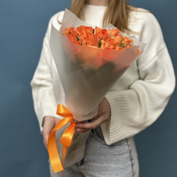 17 оранжевых роз Тропикал Амазон 40 см