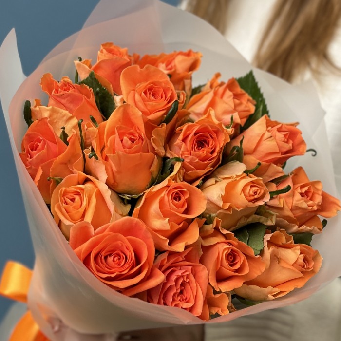 17 оранжевых роз Тропикал Амазон 40 см