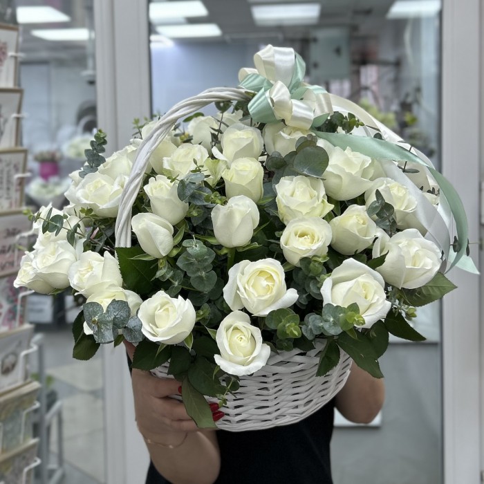 45 белых роз корзине с эвкалиптом