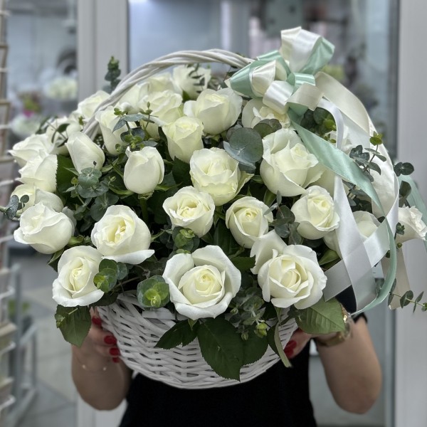 45 белых роз корзине с эвкалиптом