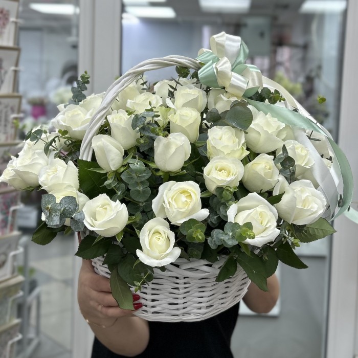 45 белых роз корзине с эвкалиптом