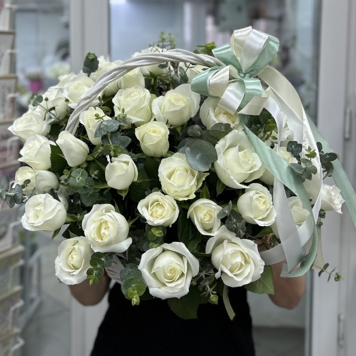 45 белых роз корзине с эвкалиптом