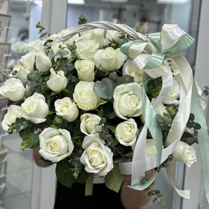 45 белых роз корзине с эвкалиптом