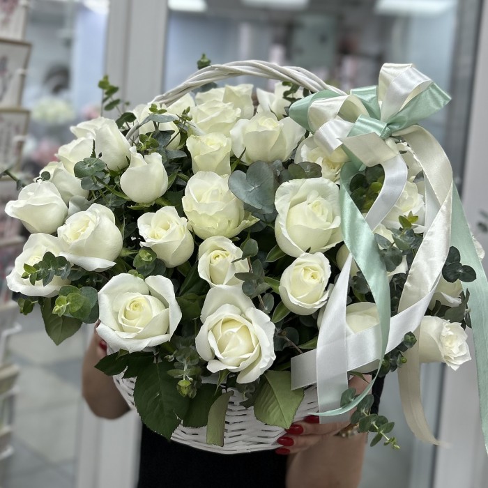 45 белых роз корзине с эвкалиптом