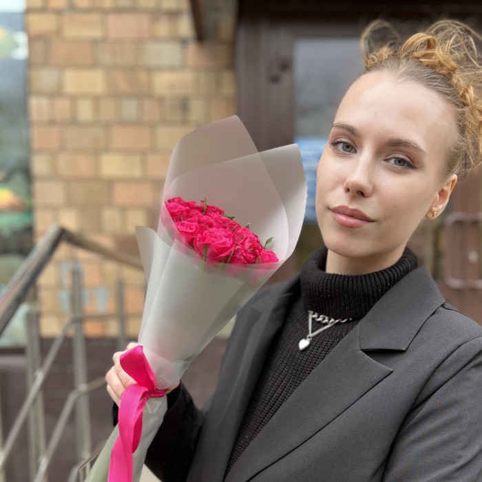 15 малиновых роз Вайлд Калипсо