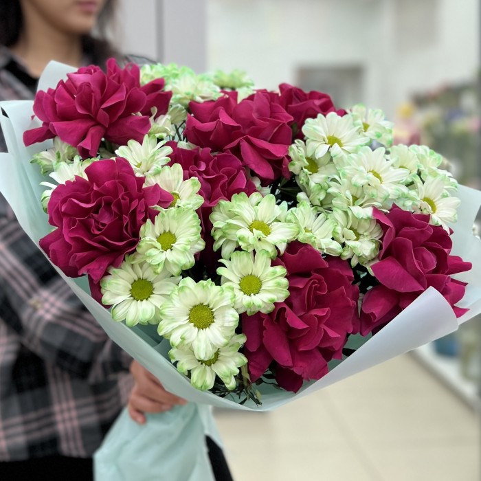 7 малиновых роз Пинк Флойд с хризантемой