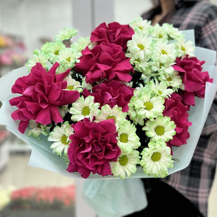 7 малиновых роз Пинк Флойд с хризантемой