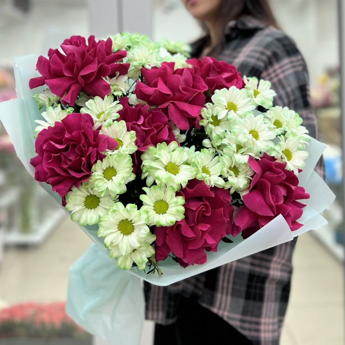 7 малиновых роз Пинк Флойд с хризантемой