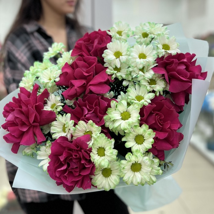 7 малиновых роз Пинк Флойд с хризантемой