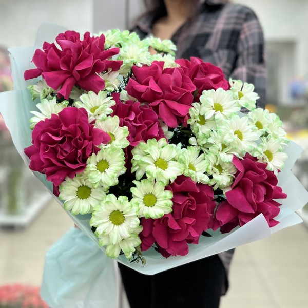 7 малиновых роз Пинк Флойд с хризантемой