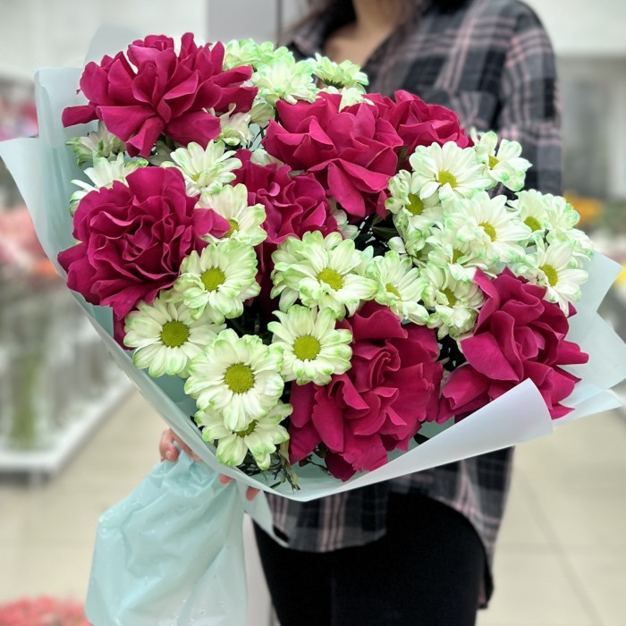 7 малиновых роз Пинк Флойд с хризантемой