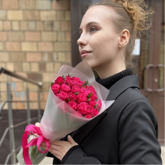 25 малиновых роз Вайлд Калипсо