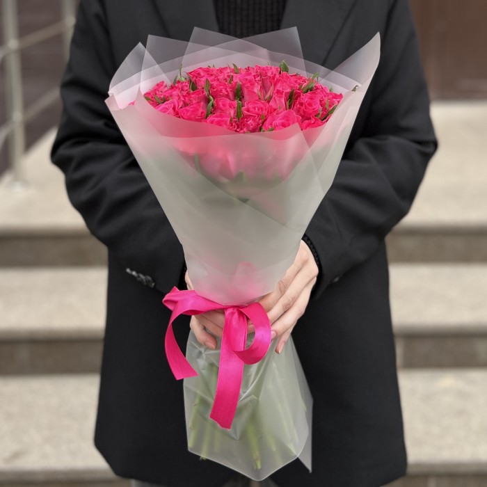 45 малиновых роз Вайлд Калипсо