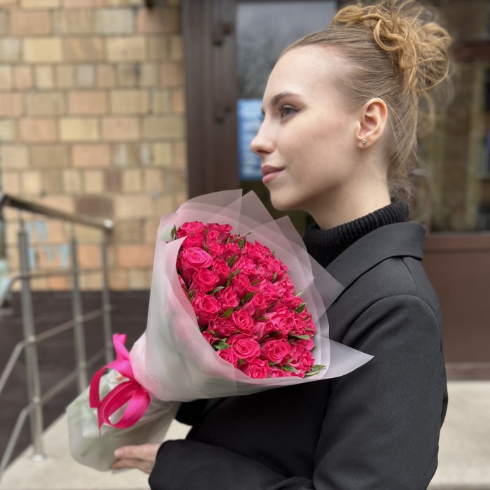 45 малиновых роз Вайлд Калипсо