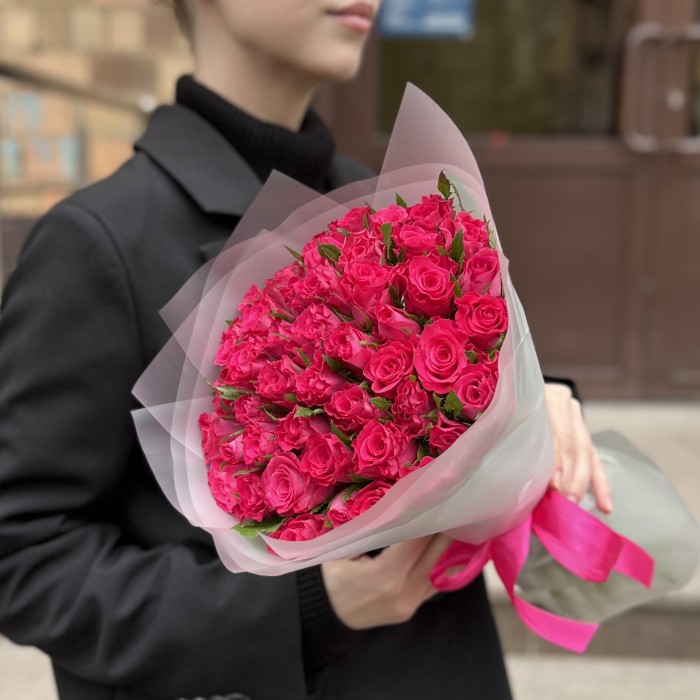 45 малиновых роз Вайлд Калипсо