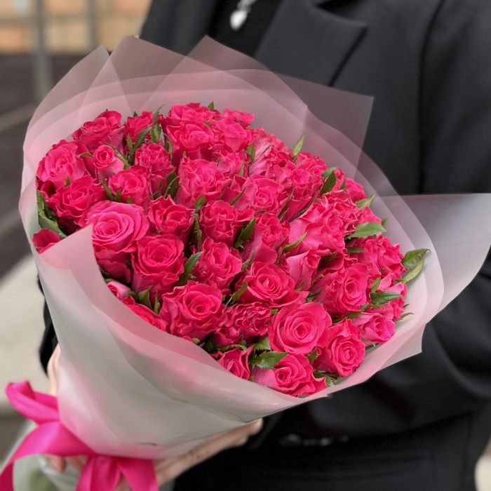 45 малиновых роз Вайлд Калипсо