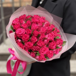 45 малиновых роз Вайлд Калипсо