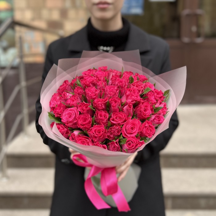 45 малиновых роз Вайлд Калипсо