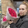 45 малиновых роз Вайлд Калипсо