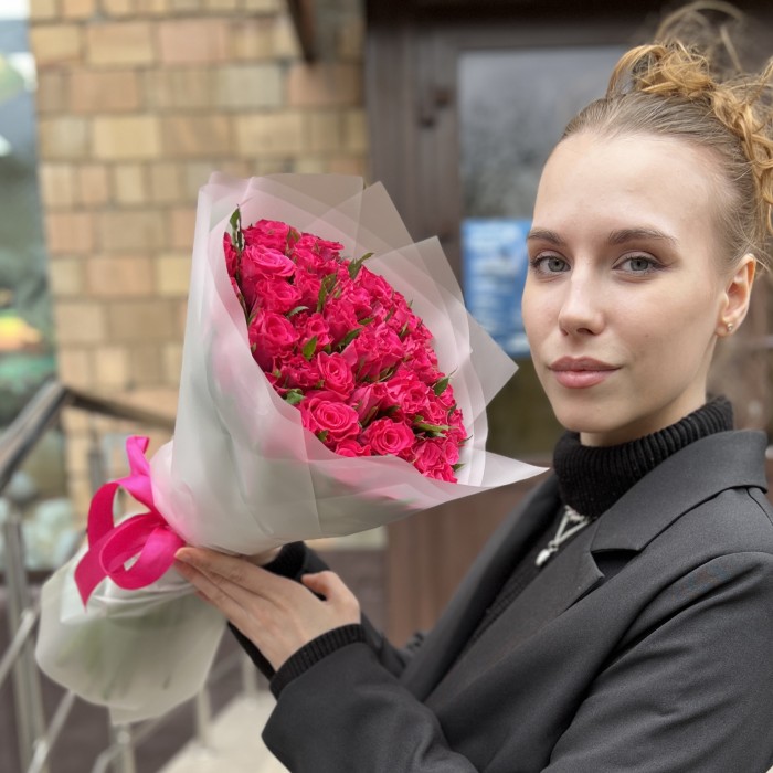 45 малиновых роз Вайлд Калипсо