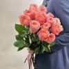 15 Кораллово-розовых роз Суперстейшн 50 см