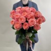 25 кораллово-розовых роз Суперстейшн 60 см