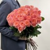 35 Кораллово-розовых роз Суперстейшн 60 см