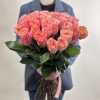 35 Кораллово-розовых роз Суперстейшн 60 см