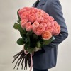 35 Кораллово-розовых роз Суперстейшн 60 см