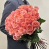 35 Кораллово-розовых роз Суперстейшн 60 см