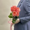 5 кораллово-розовых роз Суперстейшн 50 см