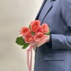 5 кораллово-розовых роз Суперстейшн 50 см