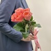 5 кораллово-розовых роз Суперстейшн 50 см