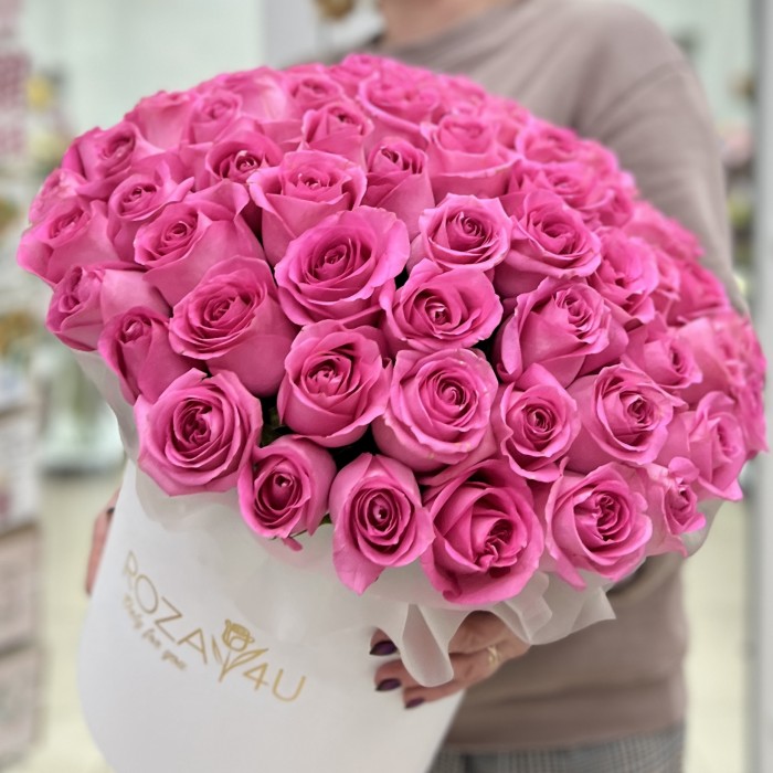 Розовые розы Ревиваль в коробке