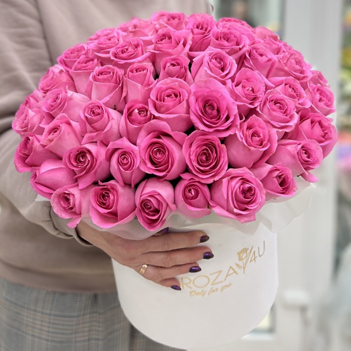 Розовые розы Ревиваль в коробке