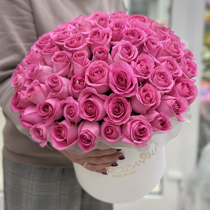 Розовые розы Ревиваль в коробке