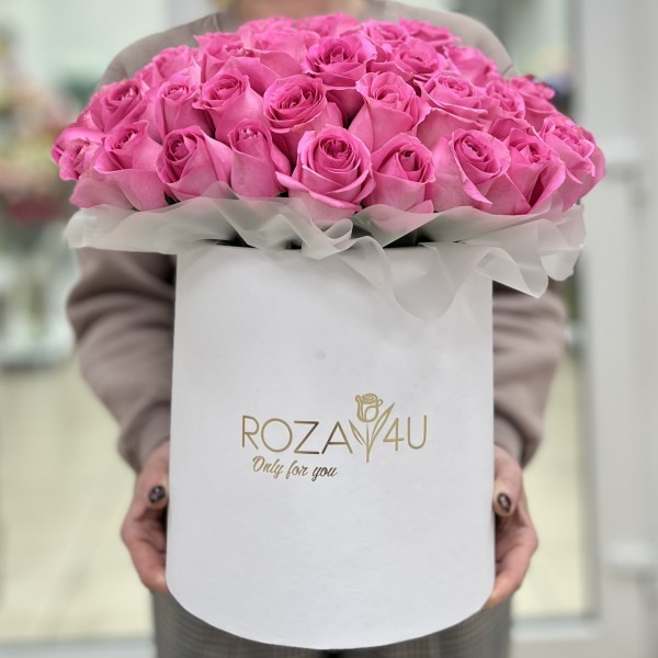 Розовые розы Ревиваль в коробке