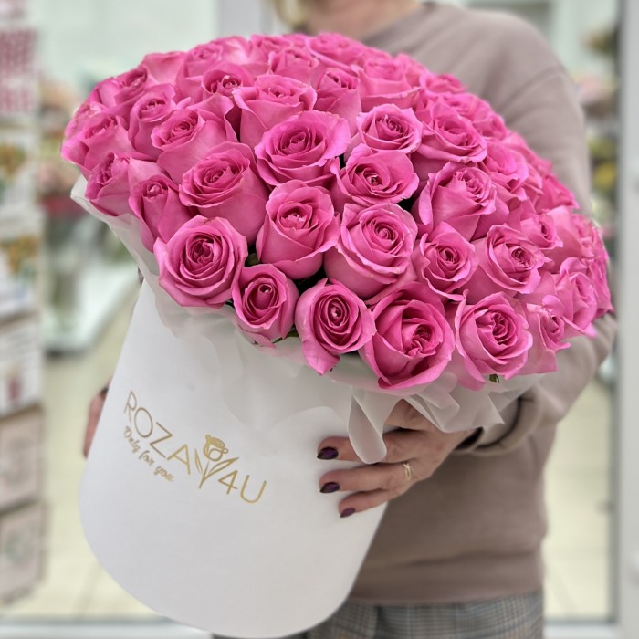 Розовые розы Ревиваль в коробке