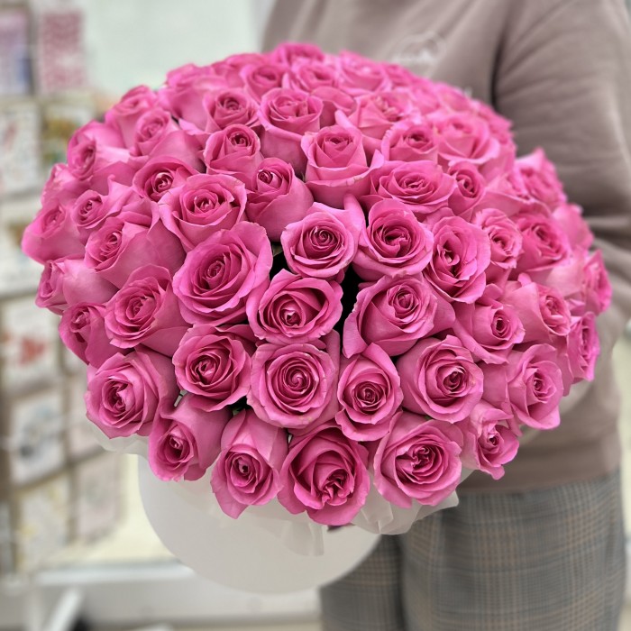 Розовые розы Ревиваль в коробке