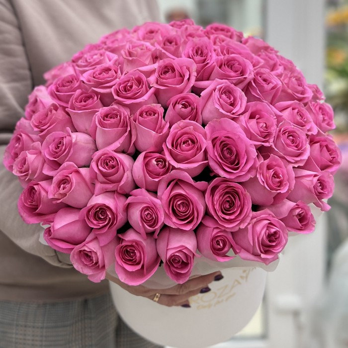 Розовые розы Ревиваль в коробке