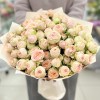 19 кустовых персиково-зелёных роз Павлова 50 см