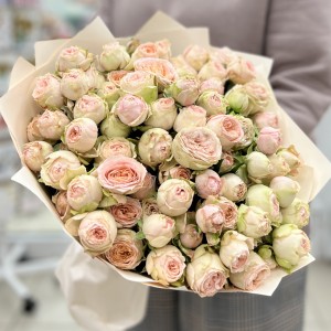 19 кустовых персиково-зелёных роз Павлова 50 см