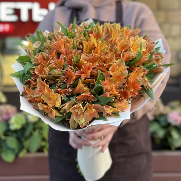 Букет из 29 оранжевых альстромерий