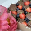 Клубника в шоколаде большая классика с узорами и ягодами